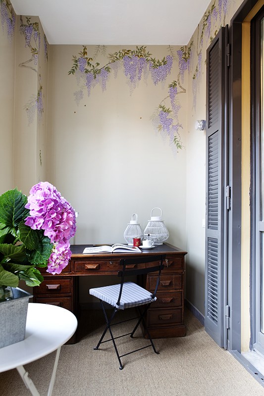 Asian subject wisteria wallcoverings on silk wallpaper for beautiful home